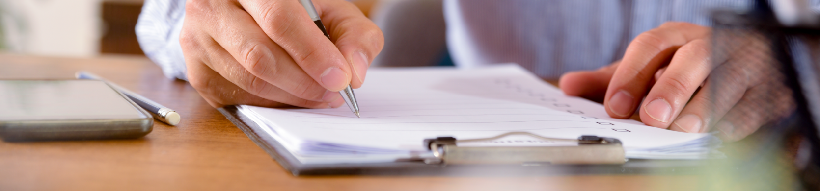 新卒採用エントリーのチェックリストに記入する手元の様子。エントリーシート記入、採用応募、就職活動をイメージした写真。 